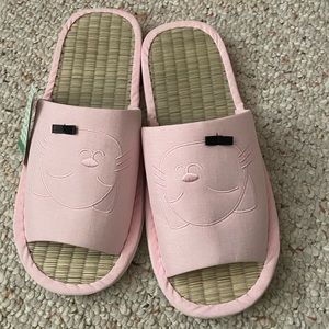 donating February 26 😘 Luxury Asian cat with a bow house slippers